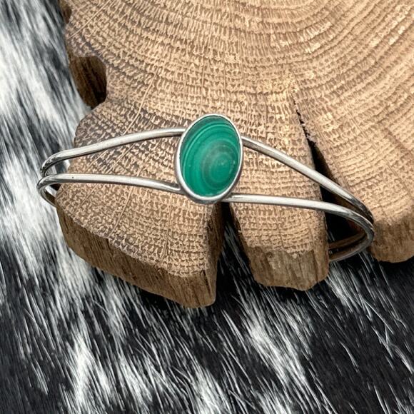 1980s Native American NAVAJO Sterling Silver & Malachite Cabochon Cuff Bracelet - Picture 1 of 4